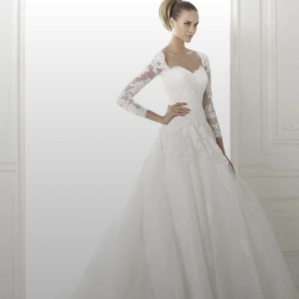 Pronovias Ivory Lace Sweetheart Ball Gown Wedding Dress